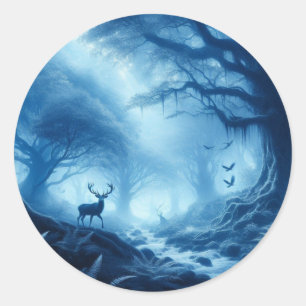 Pegatina Redonda Venado en un bosque oscuro de niebla azul