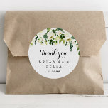 Pegatina Redonda Verdor Floral Blanca Gracias Favor De La Boda<br><div class="desc">Este verde pegatina blanco floral gracias a la boda es perfecto para un boda rústico. El diseño presenta elegantes peonías blancas acuarelas con follaje verde. Haga que el pegatina le asigne las etiquetas propias, incluyendo sus nombres, el evento (si procede) y la fecha. ¡Estos pegatinas pueden complementar la recepción nupcial,...</div>