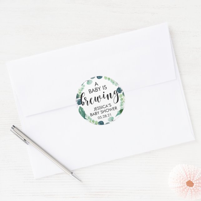 Pegatina Redonda Verdor: un bebé prepara café Baby Shower (Sobre)
