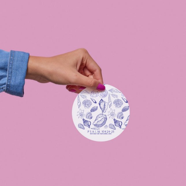 Pegatina Redonda Versículo de la Biblia de conchas marinas (Seashell Bible Verse round sticker. Put this sticker on any item to show your style.)