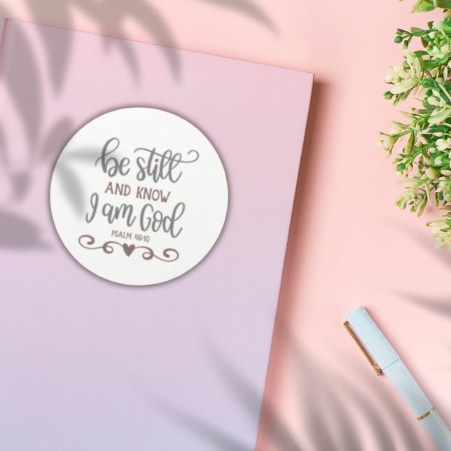 Pegatina Redonda Verso de la Biblia motivadora ✝️ estar quieto y sa (Encouraging Bible Verse ✝️ Be Still And Know Classic Round Sticker)