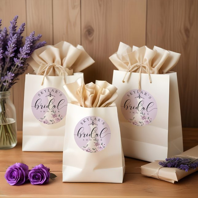Pegatina Redonda Vestido de Novia Blanco con Florales de Lavanda Re (Lavender Florals White Wedding Dress Bridal Shower Classic Round Sticker)