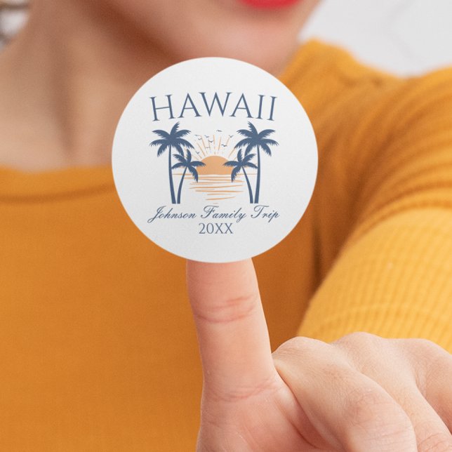 Pegatina Redonda Viaje de vacaciones en familia Hawái (Woman holding a Hawaii family trip sticker with a sunset and palm tree design.)