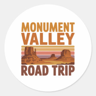 Pegatina Redonda Viaje por carretera en Monument Valley: aventura e