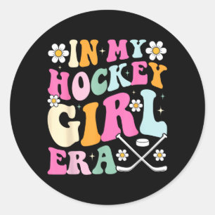 Pegatina Redonda Vibraciones de chica de hockey Día de juego vintag