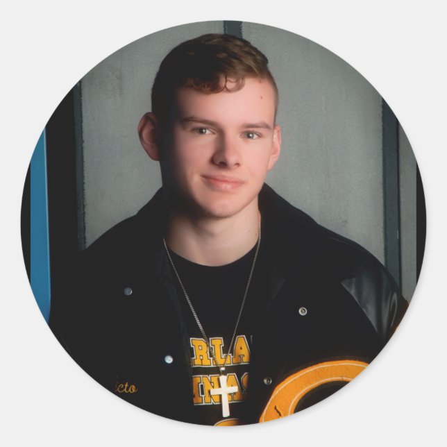 Pegatina Redonda Victor Jones en su chaqueta de lettero (Anverso)