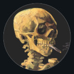 Pegatina Redonda Vincent Van Gogh - Calavera Con Cigarrillo Quemado<br><div class="desc">Este aceite sobre lienzo de 1885 fue pintado mientras que Van Gogh era estudiante de la Academia Royale des Beaux-Arts de Amberes, Bélgica, y demuestra su extraordinaria habilidad con la luz y la sombra y la figura humana. Un gran regalo para los anti-fumadores o para alguien que quiere dejar de...</div>