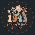 Pegatina Redonda Viñeta de 80 años de edad 1943 80th Birthday Tee<br><div class="desc">Unas increíbles ideas para la gente que nació en 1943 en el Retro Vintage Classic Old School 80th Awesome tee Ideas para hombres mujeres. 80 años de un increíble cumpleaños vintage. Completa decoración feliz de cumpleaños. Tu fiesta de cumpleaños será divertida, impresionante, épica y legendaria. El hermoso y largamente esperado...</div>