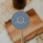 Pegatina Redonda Viñetas sin tiempo Monograma Escudo Dusty Azul<br><div class="desc">Elegante vegetación botánica adornado escudo,  monograma boda,  pegatina azul polvoriento.</div>