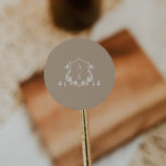 Pegatina Redonda Vinos sin tiempo Monograma Escudo Dusty Beige<br><div class="desc">Elegante vegetación botánica adornada con escudo,  monograma boda,  pegatina beige.</div>