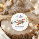 Pegatina Redonda Vintage Airplane Boy Travel Baby Shower Favor<br><div class="desc">Aviación Adventure Collection! Capta la esencia de la aventura y la nostalgia con esta colección de duchas de bebé de aviación vintage. Crea un aspecto cohesivo con decoración,  vajilla y accesorios coordinados.</div>
