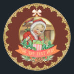 Pegatina Redonda Vintage Christmas Baby Gender Revelan Red Gold<br><div class="desc">Edite este divertido género de bebé con temática vintage revelar el fiesta como desee. Es de temática Navidad y presenta un super lindo ilustracion retro vintage de la pequeña ayudante de un bebé de Papá Noel. Este artículo también se puede utilizar para una ducha de bebé para parejas. ____________________________________________________________________ Para...</div>