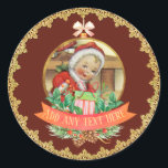 Pegatina Redonda Vintage Christmas Baby Gender Revelan Red Gold<br><div class="desc">Edite este divertido género de bebé con temática vintage revelar el fiesta como desee. Es de temática Navidad y presenta un super lindo ilustracion retro vintage de la pequeña ayudante de un bebé de Papá Noel. Este artículo también se puede utilizar para una ducha de bebé para parejas. ____________________________________________________________________ Para...</div>
