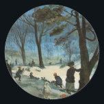 Pegatina Redonda Vintage Christmas, Central Park en Winter Glackens<br><div class="desc">Central Park en invierno (c.1905) de William Glackens. Glackens era un pintor realista muy influenciado por el impresionismo. Este bonito cuadro de arte impresionista es un antiguo diseño navideño de Feliz Navidad en el que los niños se divierten mientras juegan y trinan en la nieve en invierno. Algunos árboles y...</div>