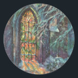 Pegatina Redonda Vintage Christmas Church con ventana de vidrio man<br><div class="desc">Navidades de ilustracion de época celebran un diseño religioso con un elemento arquitectónico,  un paisaje de nieve con vidrieras. Una hermosa capilla con luz que llega sobre la nueva nieve caída afuera en el paisaje invernal.</div>