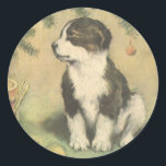 Pegatina Redonda Vintage Christmas, Cute Puppy con Árbol De Navidad<br><div class="desc">Ilustracion de época Diseño navideño navideño con un adorable cachorro collie sentado bajo el árbol de Navidad. ¡Este lindo bebé de piel está al lado de algunos instrumentos musicales, una pompa o una trompeta y algunos tambores esperando a la familia en la mañana de los Navidades! ¡Esta corbata hará a...</div>