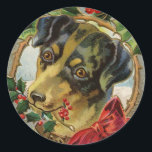 Pegatina Redonda Vintage Christmas, Dachshund cachorro perro con Ho<br><div class="desc">Diseño de vacaciones de Navidades de ilustracion de época con un perro cachorro Dachshund rodeado de hojas huecas y bayas rojas con un gran arco rojo. ¡Una Feliz Navidad!</div>