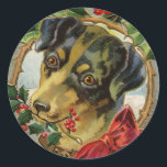 Pegatina Redonda Vintage Christmas, Dachshund cachorro perro con Ho<br><div class="desc">Diseño de vacaciones de Navidades de ilustracion de época con un perro cachorro Dachshund rodeado de hojas huecas y bayas rojas con un gran arco rojo. ¡Una Feliz Navidad!</div>