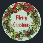 Pegatina Redonda Vintage Christmas Holly Wreath con Red Ribbon V03<br><div class="desc">Esta corona vintage de Navidad Holly Wreath con cinta roja es una adición dulce a tus tarjetas de vacaciones y regalos de Navidad.</div>
