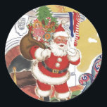 Pegatina Redonda Vintage Christmas, Jolly Santa Claus con presentes<br><div class="desc">Diseño de vacaciones de Navidades de ilustracion de época del clásico libro de cuentos para niños "Fue la noche antes que los Navidades". Este diseño presenta un alegre Santa Claus en una sala de estar de la casa de un niño después de haber bajado la chimenea con un saco lleno...</div>