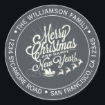 Pegatina Redonda Vintage Christmas New Year Black Return Address<br><div class="desc">Navidades familia vuelta dirección pegatina con tu nombre y dirección en tipografía elegante con una imagen de bonito de la época Feliz Navidad y Feliz Año Nuevo dibujada a mano en un fondo negro. Simplemente agrega tu nombre y dirección. Diseñado exclusivamente para usted por Happy Dolphin Studio. Si necesita ayuda...</div>