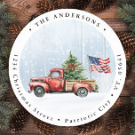 Pegatina Redonda Vintage Christmas Red Truck Bandera Patriótica de<br><div class="desc">Vintage Red Truck Navidades Cards celebra las vacaciones con encanto patriótico. Difunde alegría y alegría festiva esta temporada navideña con nuestras tarjetas de Navidades de camiones rojos. Capturando perfectamente el espíritu de un bello y rústico paisaje invernal, estas tarjetas cuentan con un encantador camión rojo adornado con un árbol de...</div>