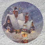 Pegatina Redonda Vintage Christmas, Santa Claus Workshop North Pole<br><div class="desc">Ilustracion de la Vintage. Imagen de feriado navideño de Feliz Navidad con el taller de Santa Claus en el Polo Norte durante una tormenta de nieve en la víspera de los Navidades. La casa tiene dos chimeneas para mantener el calor y el sueño durante la nieve de invierno. Todas las...</div>