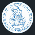 Pegatina Redonda Vintage Christmas SnowMan Blue Ink Return Address<br><div class="desc">Navidades familia vuelta dirección pegatina con tu nombre y dirección en una tipografía elegante de tinta azul con un muñeco de nieve de Navidad pintado a mano en un fondo blanco. Simplemente agrega tu nombre y dirección. Diseñado exclusivamente para usted por Happy Dolphin Studio. Si necesita ayuda o productos coincidentes,...</div>
