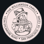 Pegatina Redonda Vintage Christmas SnowMan Dirección de retorno ros<br><div class="desc">Navidades familia vuelta dirección pegatina con tu nombre y dirección en una tipografía elegante con un muñeco de nieve de Navidad pintado a mano en un fondo rosa pastel. Simplemente agrega tu nombre y dirección. Diseñado exclusivamente para usted por Happy Dolphin Studio. Si necesita ayuda o productos coincidentes, póngase en...</div>