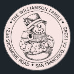 Pegatina Redonda Vintage Christmas SnowMan Dirección de retorno ros<br><div class="desc">Navidades familia vuelta dirección pegatina con tu nombre y dirección en una tipografía elegante con un muñeco de nieve de Navidad pintado a mano en un fondo rosa pastel. Simplemente agrega tu nombre y dirección. Diseñado exclusivamente para usted por Happy Dolphin Studio. Si necesita ayuda o productos coincidentes, póngase en...</div>