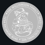 Pegatina Redonda Vintage Christmas SnowMan Gray Return Address<br><div class="desc">Navidades familia vuelta dirección pegatina con tu nombre y dirección en tipografía elegante con un muñeco de nieve de Navidad pintado a mano en un fondo gris. Simplemente agrega tu nombre y dirección. Diseñado exclusivamente para usted por Happy Dolphin Studio. Si necesita ayuda o productos coincidentes, póngase en contacto con...</div>