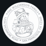 Pegatina Redonda Vintage Christmas SnowMan Silver Return Address<br><div class="desc">Navidades familia vuelta dirección pegatina con su nombre y dirección en tinta plateada tipografía elegante con un muñeco de nieve de Navidad pintado a mano en un fondo blanco. Simplemente agrega tu nombre y dirección. Diseñado exclusivamente para usted por Happy Dolphin Studio. Si necesita ayuda o productos coincidentes, póngase en...</div>