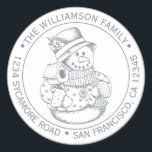 Pegatina Redonda Vintage Christmas SnowMan Silver Return Address<br><div class="desc">Navidades familia vuelta dirección pegatina con su nombre y dirección en tinta plateada tipografía elegante con un muñeco de nieve de Navidad pintado a mano en un fondo blanco. Simplemente agrega tu nombre y dirección. Diseñado exclusivamente para usted por Happy Dolphin Studio. Si necesita ayuda o productos coincidentes, póngase en...</div>