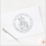 Pegatina Redonda Vintage Christmas SnowMan Silver Return Address Cl<br><div class="desc">Navidades familia vuelta dirección pegatina con su nombre y dirección en tinta plateada tipografía elegante con un muñeco de nieve de Navidad pintado a mano en un fondo blanco. Simplemente agrega tu nombre y dirección. Diseñado exclusivamente para usted por Happy Dolphin Studio. Si necesita ayuda o productos coincidentes, póngase en...</div>