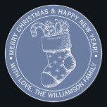 Pegatina Redonda Vintage Christmas Stocking Holiday Wiers Blue<br><div class="desc">Navidades vacaciones desea pegatina con su nombre familiar en una tipografía moderna blanca y elegante y un caldo de bonito de Navidad pintado a mano con un fondo azul holandés. Simplemente agrega tu nombre y texto personal y envía un poco de amor a tu familia y amigos con este toque...</div>