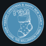 Pegatina Redonda Vintage Christmas Stocking Holiday Wiers Blue<br><div class="desc">Navidades vacaciones desea pegatina con su nombre familiar en una tipografía moderna blanca y elegante y una reserva navideña vintage a mano en un fondo azul mediterráneo. Simplemente agrega tu nombre y texto personal y envía un poco de amor a tu familia y amigos con este toque final perfecto para...</div>