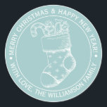 Pegatina Redonda Vintage Christmas Stocking Holiday Wiers Blue<br><div class="desc">Navidades vacaciones desea pegatina con su nombre familiar en una tipografía moderna blanca y elegante y una bonito de Navidad vintage dibujada a mano sobre un fondo azul oscuro. Simplemente agrega tu nombre y texto personal y envía un poco de amor a tu familia y amigos con este toque final...</div>