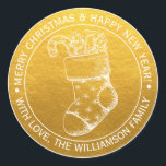 Pegatina Redonda Vintage Christmas Stocking Holiday Wiers Gold<br><div class="desc">Navidades vacaciones desea pegatina con su nombre familiar en una tipografía moderna blanca y elegante y un caldo de bonito de Navidad pintado a mano sobre un fondo dorado. Simplemente agrega tu nombre y texto personal y envía un poco de amor a tu familia y amigos con este toque final...</div>
