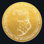 Pegatina Redonda Vintage Christmas Stocking Holiday Wiers Gold<br><div class="desc">Navidades vacaciones desea pegatina con su nombre familiar en una tipografía moderna blanca y elegante y un caldo de bonito de Navidad pintado a mano sobre un fondo dorado. Simplemente agrega tu nombre y texto personal y envía un poco de amor a tu familia y amigos con este toque final...</div>