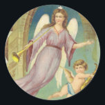 Pegatina Redonda Vintage Christmas, Victorian Angel con Cherub<br><div class="desc">Ilustracion de época Navidades victorianos religiosos imagen festividad con un ángel musical con alas flotando y sosteniendo un cuerno musical. Al lado de ella, un cherúb angélico flota en una cornucopia (un clásico símbolo de abundancia y nutrición) con monedas de oro que se derraman. Las campanas de oro están sonando...</div>