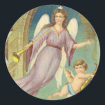 Pegatina Redonda Vintage Christmas, Victorian Angel con Cherub<br><div class="desc">Ilustracion de época Navidades victorianos religiosos imagen festividad con un ángel musical con alas flotando y sosteniendo un cuerno musical. Al lado de ella, un cherúb angélico flota en una cornucopia (un clásico símbolo de abundancia y nutrición) con monedas de oro que se derraman. Las campanas de oro están sonando...</div>