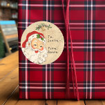 Pegatina Redonda Vintage de Santa a Navidades de regalo para niños<br><div class="desc">Este diseño puede ser personalizado en el área proporcionada cambiando la foto y/o el texto. O puede personalizarse haciendo clic en Personalizar esta plantilla y, a continuación, eligiendo la opción de hacer clic en el personalizar y eliminando o cambiando el color del fondo, agregando texto, cambiando el color o estilo...</div>