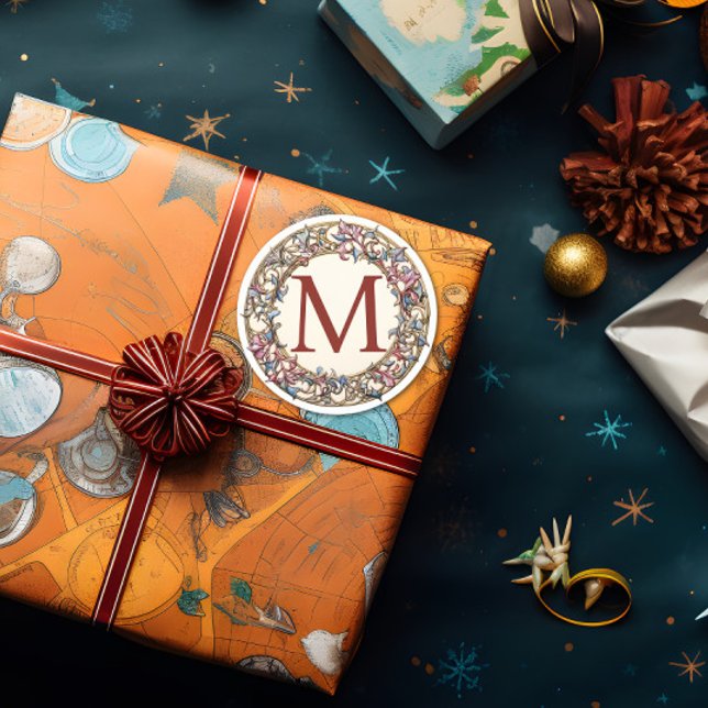 Pegatina Redonda Vintage Floral Monograma (A monogram label is shown attached to a Christmas gift.)