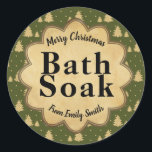 Pegatina Redonda Vintage Green Christmas Tree Bath Soak Labs<br><div class="desc">¡Nada dice más "Feliz Navidad" que una caja de cosas hermosas! Puedes usar este pegatina en un conjunto de frascos para dar a tus amigos y familiares el regalo de autocuidado añadiendo sales de baño con hierbas y pétalos secos, leche para el baño, té y aceite. No hay límite en...</div>