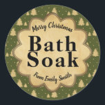 Pegatina Redonda Vintage Green Christmas Tree Bath Soak Labs<br><div class="desc">¡Nada dice más "Feliz Navidad" que una caja de cosas hermosas! Puedes usar este pegatina en un conjunto de frascos para dar a tus amigos y familiares el regalo de autocuidado añadiendo sales de baño con hierbas y pétalos secos, leche para el baño, té y aceite. No hay límite en...</div>