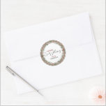 Pegatina Redonda Vintage Greenery Wreath Christmas Sticker<br><div class="desc">Añada un toque de elegancia natural a cualquier proyecto con este Pegatina de Vintage Evergreen Juniper Wreath. Perfecto para sellar tarjetas de vacaciones, decorar la envoltura de regalo o añadir un detalle festivo a las invitaciones, este pegatina muestra una corona de enebro bellamente ilustrada con un encanto atemporal y siempre...</div>