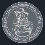 Pegatina Redonda Vintage Navidad Muñeco de Nieve Negro Dirección de<br><div class="desc">Etiqueta adhesiva de dirección de devolución redonda de Navidad con su nombre y dirección en tipografía elegante con un bonito muñeco de nieve de Navidad vintage dibujado a mano sobre un fondo negro claro. Simplemente agregue su nombre y dirección. Diseñado exclusivamente para usted por Happy Dolphin Studio. Si necesita ayuda...</div>