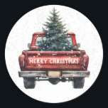 Pegatina Redonda Vintage Red Truck Merry Christmas<br><div class="desc">Navidades temáticos de la vieja usanza con un camión rojo vintage con un árbol de Navidad con nieve y copos de nieve cayendo. La Feliz Navidad es editable.</div>