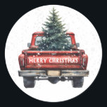 Pegatina Redonda Vintage Red Truck Merry Christmas<br><div class="desc">Navidades temáticos de la vieja usanza con un camión rojo vintage con un árbol de Navidad con nieve y copos de nieve cayendo. La Feliz Navidad es editable.</div>
