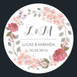 Pegatina Redonda Vintage Rústica Floral Wreath Wedding Favor Pegati<br><div class="desc">Boda de la corona floral vintage y rústica gracias pegatina. Decorado con acuarela de flores, hojas y bayas. Pegatina de monograma para sellos para sobres de invitados a la boda. Personalizar la redacción para cualquier ocasión especial. Favor nupcial de primavera, etiqueta de regalo de la ducha de novia, fiesta de...</div>